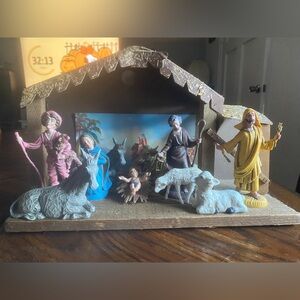 Vintage Plastic Nativity Set Scene with Detailed Figurines. Colecction